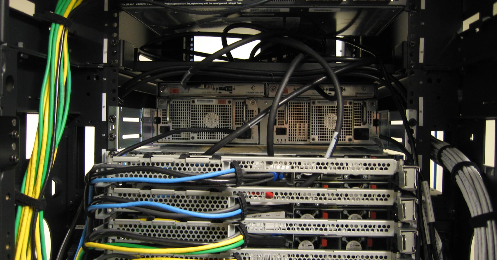 Server connections and cabling inside a rack