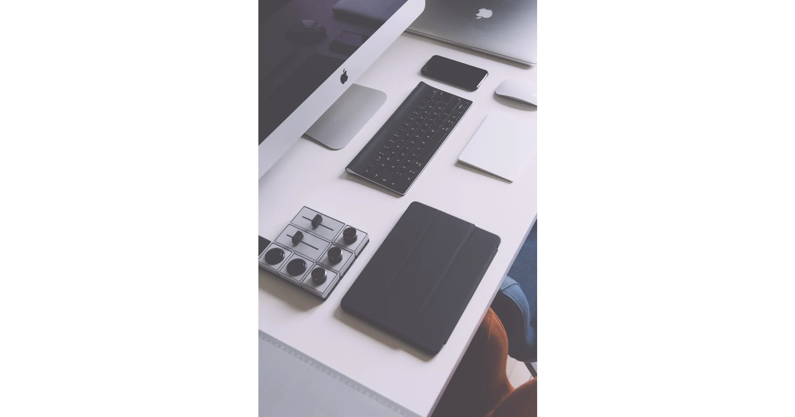 Computer equipment and mobile devices arranged on a desk