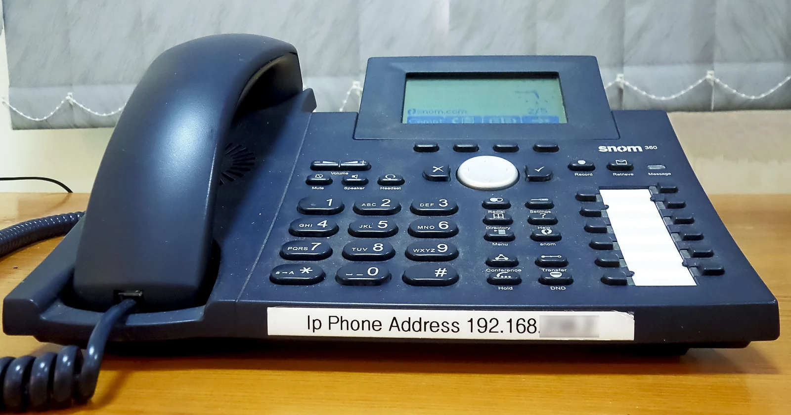 Business IP phone with programmable line buttons