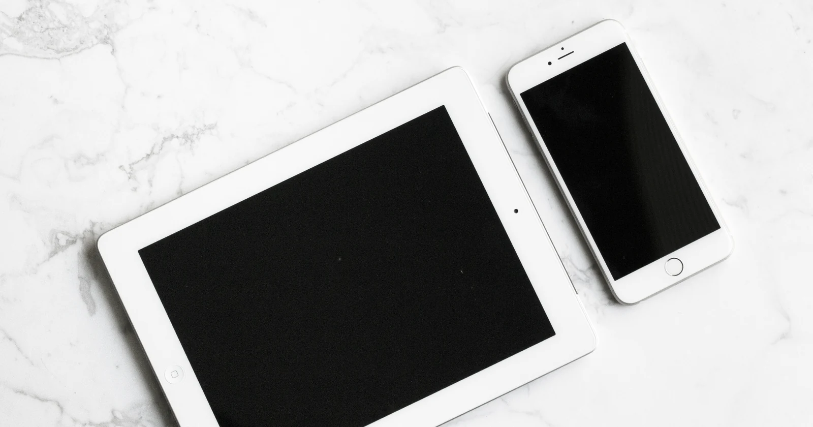 Tablet and smartphone on a light work surface